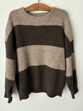 Grey Bandit Sweater Women’s Medium Knit Crewneck